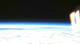 VIDEO: NASA filmt ‘UFO die licht naar de aarde straalt’, waarna het beeld op zwart gaat