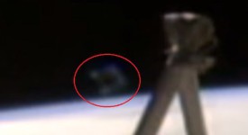 VIDEO: Hoefvormige UFO verschijnt bij ruimtestation ISS, waarna de NASA het beeld op zwart zet
