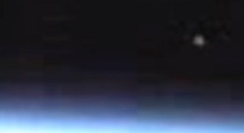 VIDEO: “NASA onderbreekt livestream ISS op moment dat mysterieuze UFO aardatmosfeer binnengaat”