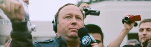 YouTube, Apple, Facebook en Spotify leggen Alex Jones het zwijgen op. Zo reageerden zijn medewerkers