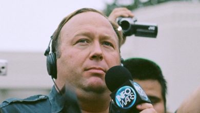 YouTube, Apple, Facebook en Spotify leggen Alex Jones het zwijgen op. Zo reageerden zijn medewerkers