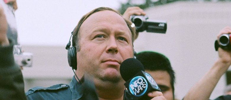 YouTube, Apple, Facebook en Spotify leggen Alex Jones het zwijgen op. Zo reageerden zijn medewerkers