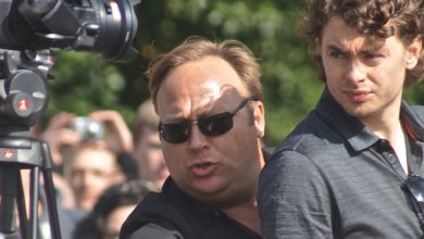 Terwijl alle aandacht was gevestigd op complotdenker Alex Jones, verwijderde Facebook stilletjes deze populaire alternatieve sites (en het zijn er heel veel)