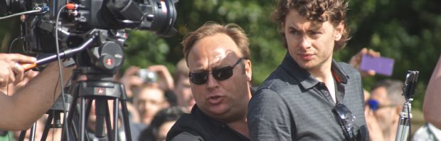 Terwijl alle aandacht was gevestigd op complotdenker Alex Jones, verwijderde Facebook stilletjes deze populaire alternatieve sites (en het zijn er heel veel)