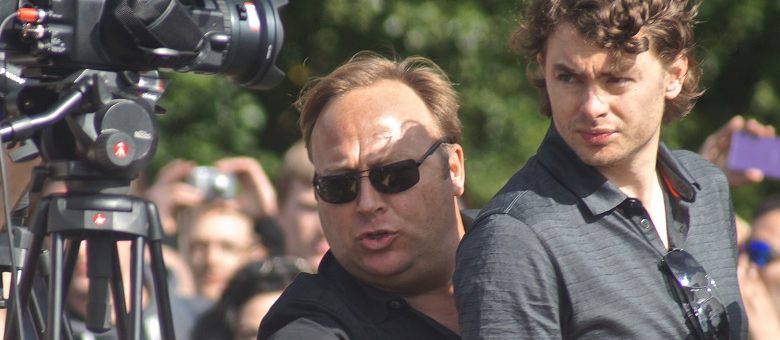 Terwijl alle aandacht was gevestigd op complotdenker Alex Jones, verwijderde Facebook stilletjes deze populaire alternatieve sites (en het zijn er heel veel)