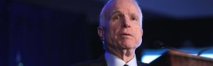 'Oorlogsheld' John McCain op 81-jarige leeftijd overleden. Dit is zijn duistere nalatenschap