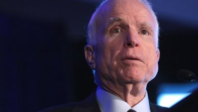 'Oorlogsheld' John McCain op 81-jarige leeftijd overleden. Dit is zijn duistere nalatenschap