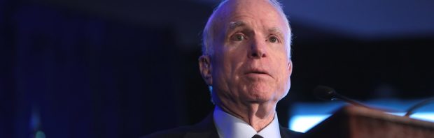 ‘Oorlogsheld’ John McCain op 81-jarige leeftijd overleden. Dit is zijn duistere nalatenschap