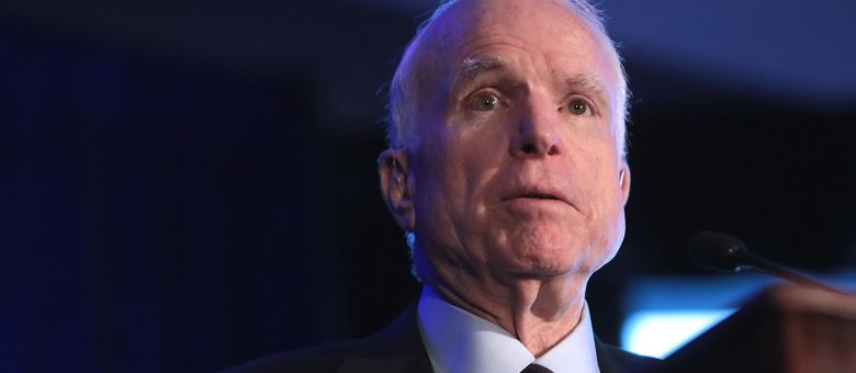 'Oorlogsheld' John McCain op 81-jarige leeftijd overleden. Dit is zijn duistere nalatenschap