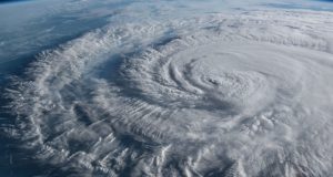 Verslaggever levert knap staaltje acteerwerk af tijdens orkaan Florence. Zo ziet fake news eruit