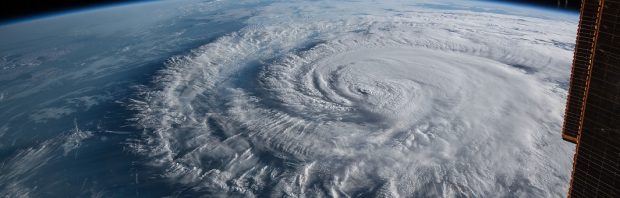 Verslaggever levert knap staaltje acteerwerk af tijdens orkaan Florence. Zo ziet fake news eruit