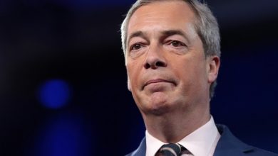 Nigel Farage sloopt eurocraten tijdens schijnproces tegen Hongaarse premier Orban. Bekijk hier de beelden