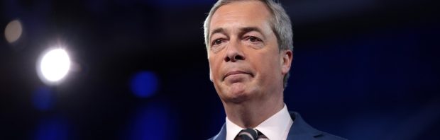 Nigel Farage sloopt eurocraten tijdens schijnproces tegen Hongaarse premier Orban. Bekijk hier de beelden