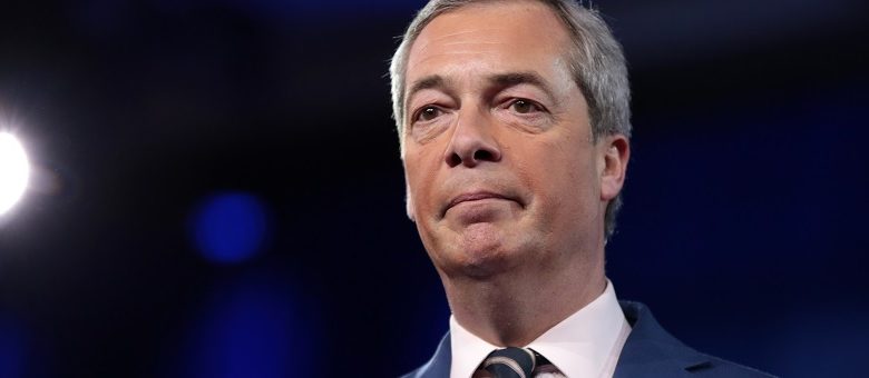 Nigel Farage sloopt eurocraten tijdens schijnproces tegen Hongaarse premier Orban. Bekijk hier de beelden