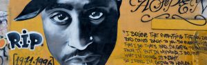 Tupac leeft nog en woont in Maleisië. Volgens de zoon van deze bekende platenbaas is de Illuminati betrokken bij de cover-up