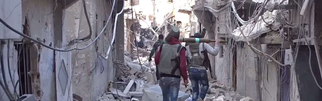 Hier zie je de gloednieuwe Toyota’s in actie die Nederland cadeau deed aan Syrische jihadisten. Let vooral ook even op de pro-IS slogan