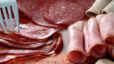 Bewerkt vlees uit de supermarkt verhoogt het risico op kanker. Dit is het definitieve bewijs