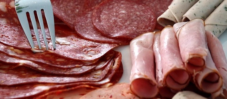 Bewerkt vlees uit de supermarkt verhoogt het risico op kanker. Dit is het definitieve bewijs