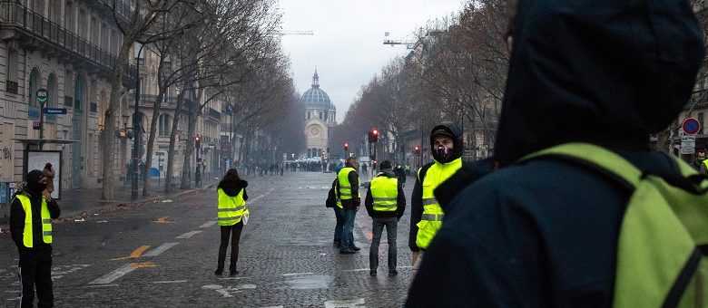 Gele hesjes willen bankrun veroorzaken om Franse bankwezen op de knieën te krijgen. Dit is de ergste nachtmerrie voor politici