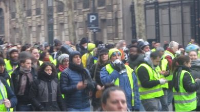 We halen de Rothschilds onderuit, onze onderdrukkers, onze dictators. We zijn hier alleen als slaven. Gele hesjes laten van zich horen in Amsterdam