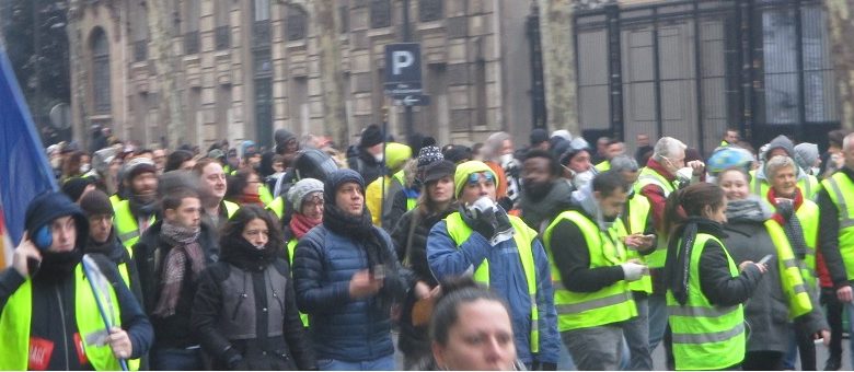 We halen de Rothschilds onderuit, onze onderdrukkers, onze dictators. We zijn hier alleen als slaven. Gele hesjes laten van zich horen in Amsterdam