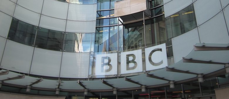 De BBC is een nepnieuwsfabriek geworden en de Britten lachen er alleen maar om. Russische veiligheidschef haalt uit