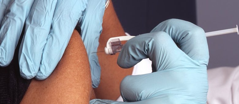 BBC-verslaggever raakt helemaal de weg kwijt na vaccin. Maken ze ons letterlijk gek?