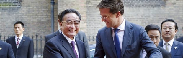 Rutte geeft het geld lachend weg aan vriendjes en belangengroepen. Waarom de economie groeit, maar uw portemonnee krimpt