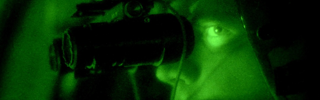 Piloot spot mysterieus vliegend object boven Las Vegas met nachtkijker. Luister naar de reactie van de luchtverkeersleiding