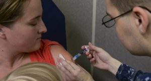 Vereniging van Amerikaanse artsen en chirurgen spreekt zich fel uit tegen verplicht vaccineren. Zie hier waarom vaccins riskant zijn