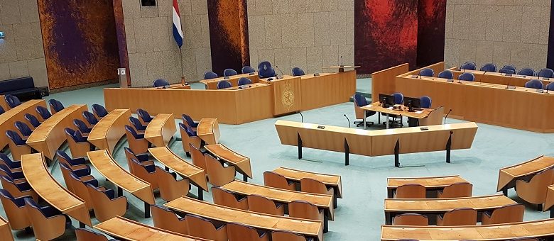 De macht in Nederland staat op instorten. Beluister deze column