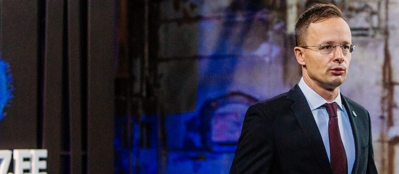 Als je afwijkt van de mainstream word je aangevallen door de wereldwijd opererende nepnieuwsfabrieken. Hongaarse minister gaat vol in de aanval