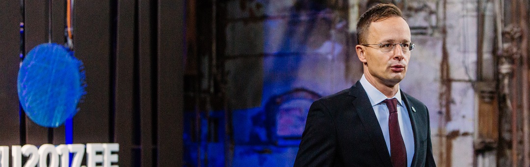 Als je afwijkt van de mainstream word je aangevallen door de wereldwijd opererende nepnieuwsfabrieken. Hongaarse minister gaat vol in de aanval