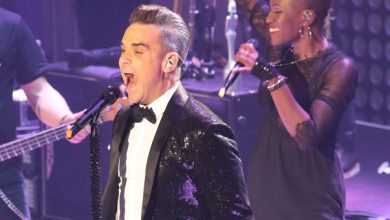 Ik praatte met overleden mensen en heb meerdere UFO's gezien. Robbie Williams doet boekje open