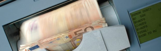 Geld bestaat niet. Spreker legt in dit filmpje uit hoe je wordt opgelicht door banken