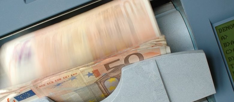 Geld bestaat niet. Spreker legt in dit filmpje uit hoe je wordt opgelicht door banken