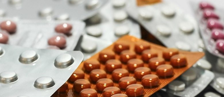 De gematigde theorieën over de farmaceutische industrie, ga dat eens uitzoeken. Hoogleraar laat zich uit over complotten