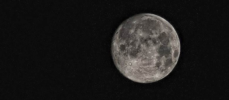 Piramidevormig object gespot op NASA-foto van de maan. Enig idee wat dit is?