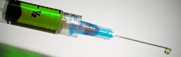 Dit doet denken aan de boekverbranding. Ontdek wat er achter de vaccinatie-propaganda zit