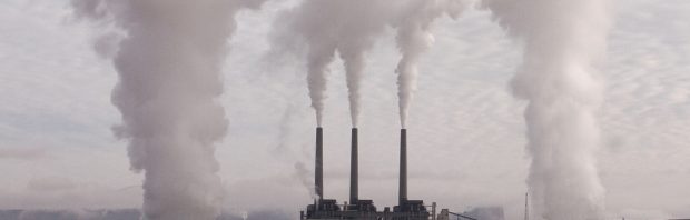 Als CO2 de oorzaak van de opwarming is, zou de temperatuur geleidelijk moeten stijgen, maar dat gebeurt niet. Lees dit interessante gesprek