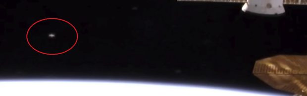 Livebeelden ruimtestation ISS tonen UFO boven aarde. Kregen astronauten bezoek van aliens?