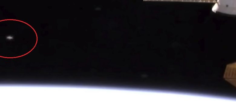 Livebeelden ruimtestation ISS tonen UFO boven aarde. Kregen astronauten bezoek van aliens?
