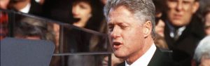 Bizar schilderij van Bill Clinton in blauwe jurk met hoge hakken gevonden in woning pedofiel Epstein. Bekijk het hier