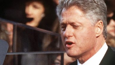 Bizar schilderij van Bill Clinton in blauwe jurk met hoge hakken gevonden in woning pedofiel Epstein. Bekijk het hier