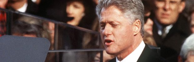 Bizar schilderij van Bill Clinton in blauwe jurk met hoge hakken gevonden in woning pedofiel Epstein. Bekijk het hier