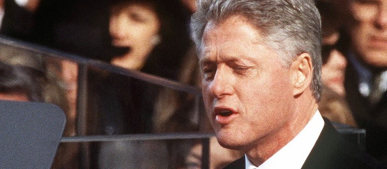 Bizar schilderij van Bill Clinton in blauwe jurk met hoge hakken gevonden in woning pedofiel Epstein. Bekijk het hier