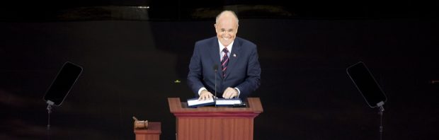 Dit was een enorm complot! Trump-advocaat Rudy Giuliani gaat helemaal los op Deep State