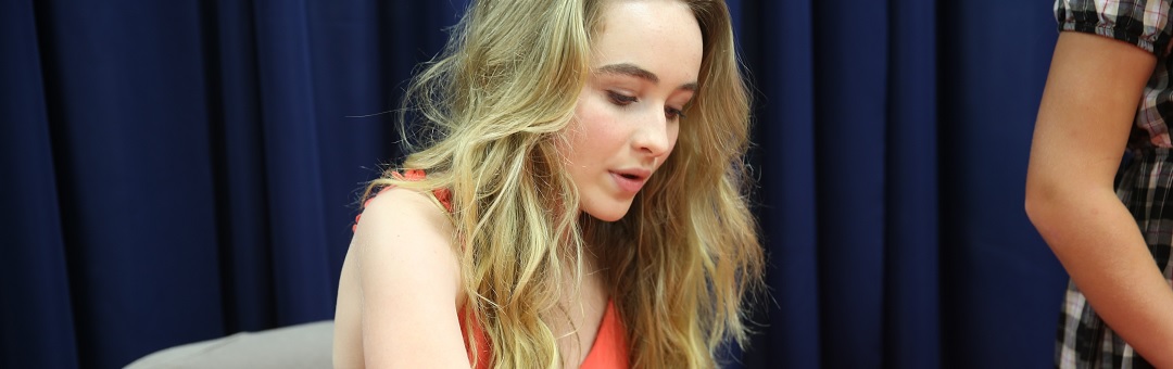 Griezelige nieuwe videoclip Sabrina Carpenter zit bomvol occulte symboliek. Zo worden jonge meisjes gehersenspoeld door de elite