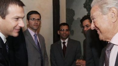 Amerikaanse miljardair George Soros is een crimineel die een mondiaal schaakspel speelt. VN-ambassadeur haalt fel uit
