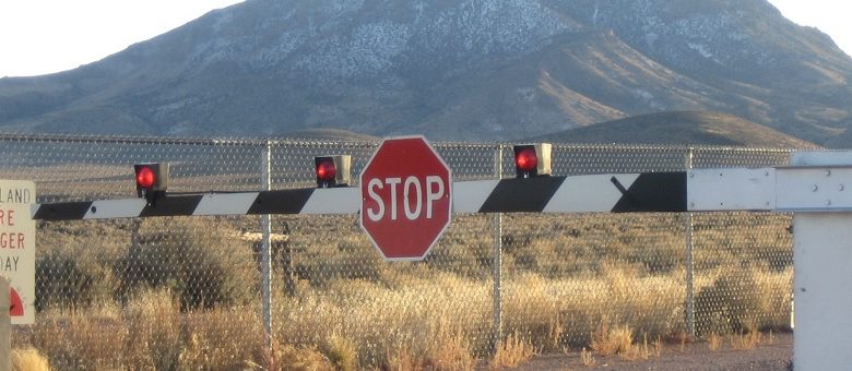 Wat ik kan zien is dat ze daar gecrashte UFO’s hebben. Deze vrouw zegt te weten wat er gebeurt in het geheimzinnige Area 51